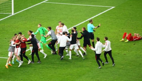 Mažumoje likę „RB Leipzig“ futbolininkai po baudinių serijos triumfavo Vokietijos taurėje