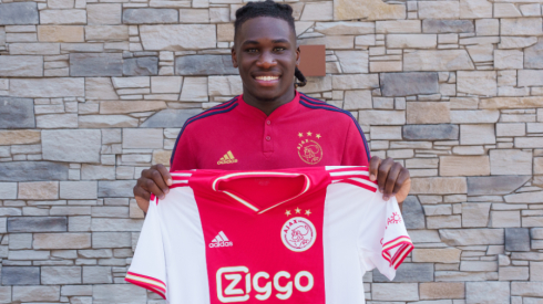 Oficialu: „Ajax“ įsigijo „Rangers“ vidurio gynėją C. Bassey