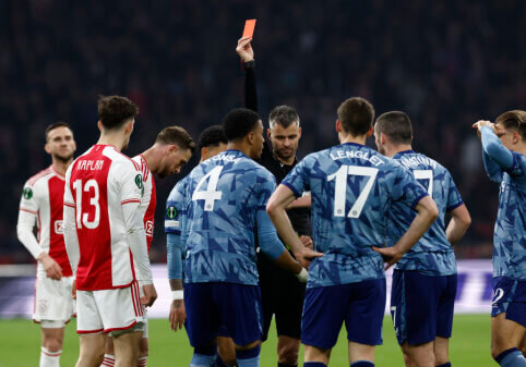 UEFA Konferencijų lygoje nykokos rungtynės tarp „Ajax“ ir „Aston Villa“ baigėsi taikiai