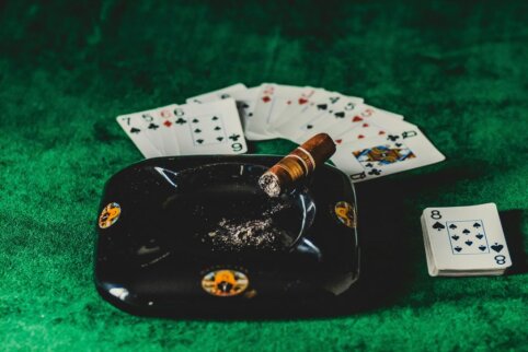 Kaip patobulinti pokerio gebėjimus naudojantis internete prieinamomis priemonėmis