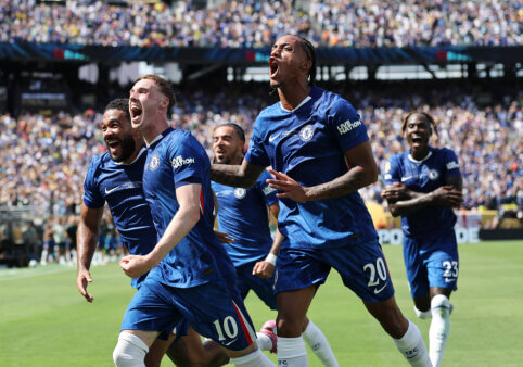 Driokstelėjusi „Chelsea“ per kėlinį sutriuškino PSG ir tapo čempione
