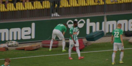 Ženklas Čeburinui: Vilniaus „Žalgirio“ sirgaliai prieš rungtynių pradžią LFF stadione į aikštę primėtė lagaminų