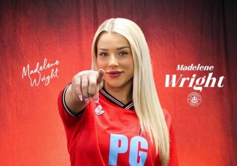 POP: Anglų moterų ekipos sirgaliai džiaugiasi – į futbolą sugrįžo „OnlyFans“ modelis