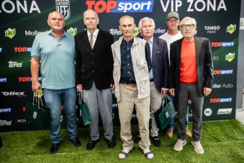 Rinktinės rungtynių metu įvertinti šalies futbolui nusipelnę asmenys