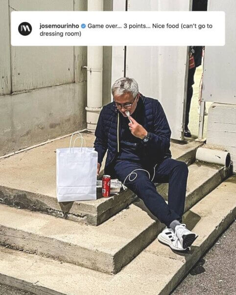 Kai iš rungtynių išvarytas J. Mourinho užkandžiavo šalia stadiono