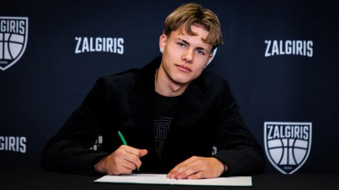 „Kauno Žalgiris“ sudarė profesionalų kontraktą su 16-mečiu V.Pociumi