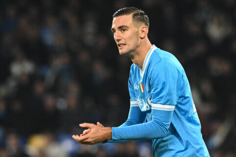 „Nottingham Forest“ pasiskolins „Napoli“ klubo puolėją L. Lucca