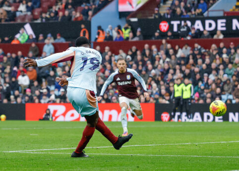 „Brentford“ net ir mažumoje palaužė „Aston Villa“