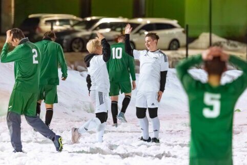 Kaune ant sniego surengtas tradicinis futbolo turnyras „Visi esame lygūs“