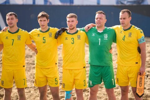 Pirmose rungtynėse paplūdimio futbolo rinktinė pralaimėjo danams