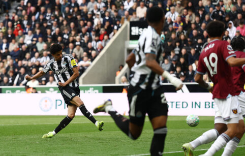 „Newcastle“ pasiuntė „West Ham“ ant bedugnės krašto