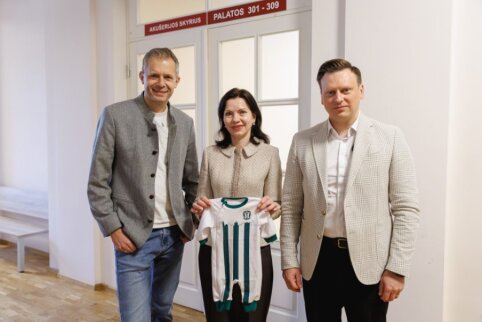 „Žalgirio“ dovana naujagimiams – 5000 mažųjų Vilniaus „Žalgirio“ marškinėlių