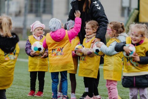 Šiauliuose ir Garliavoje mergaites subūrė nuotaikingi futbolo festivaliai