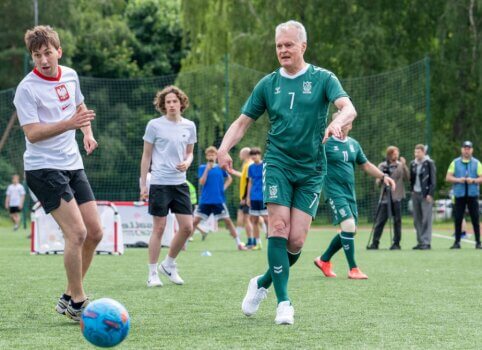 G. Nausėda išbėgo į futbolo aikštę
