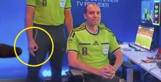 FIFA pradėjo tyrimą dėl parodyto rankos ženklo iš VAR teisėjo
