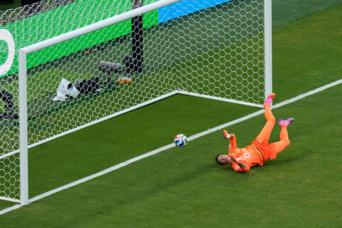 Urugvajaus fiasko: F. Muslera vėl klydo, o didinga futbolo tauta liko be atkrintamųjų