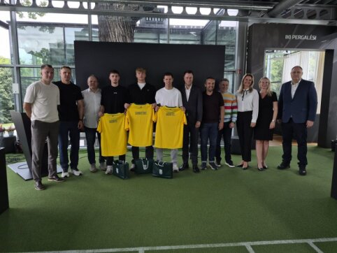 LFF būstinėje pagerbti Pirmos lygos, remiamos TOPsport, pirmojo rato geriausi jaunieji futbolininkai