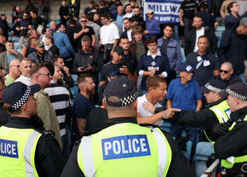 Istoriniame „Millwall“ ir „West Ham“ derbyje – aršios lygiosios bei policininkų pasala sirgaliams