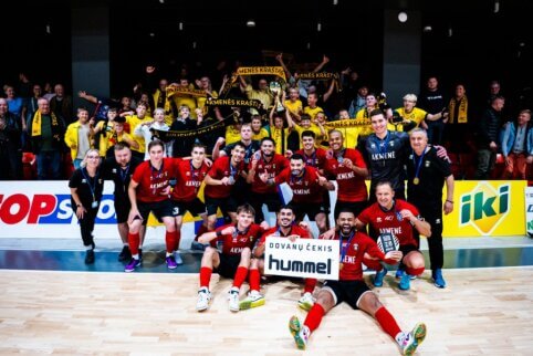Įspūdingą finalą laimėjęs „Akmenės kraštas“ iškovojo LFF futsal supertaurę