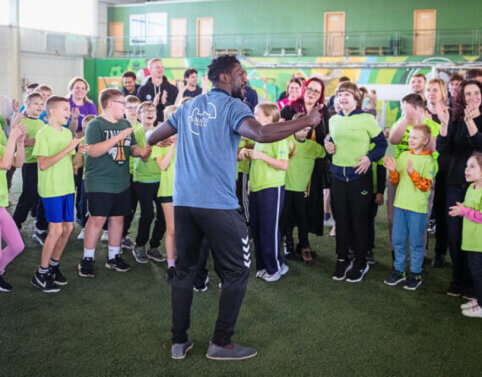 Futbolas subūrė: mėlynai balti su vaikais dalijosi judesiu ir gera nuotaika