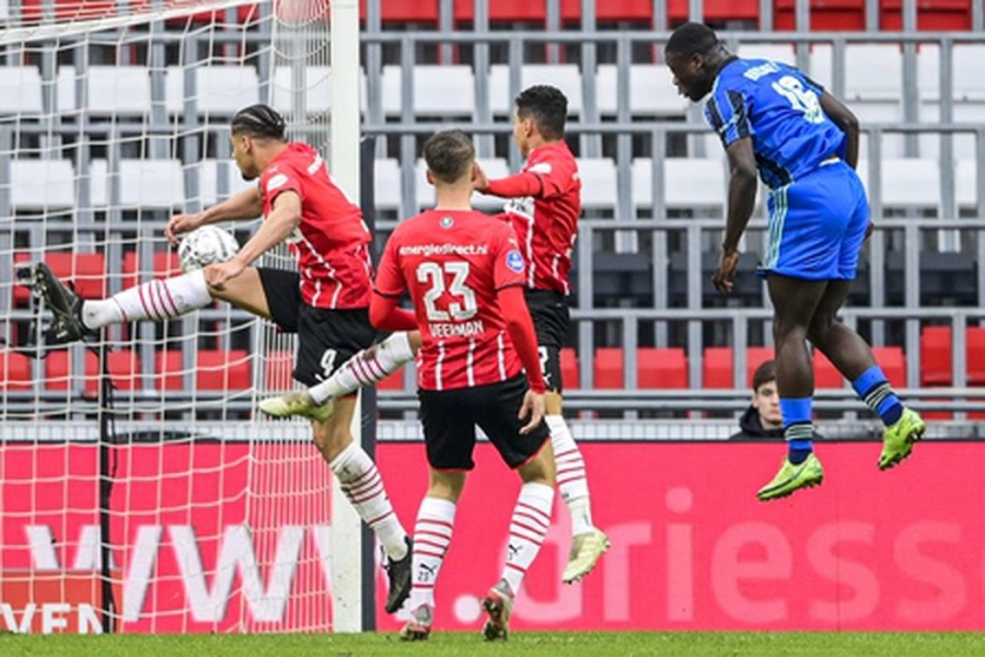 „Eredivisie“ lyderių susitikime svarbią perglaę išplėšė „Ajax“