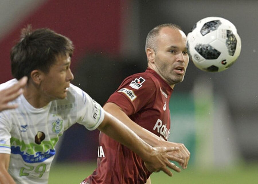 Vis dar žaidžiantis A. Iniesta įsiskolino Japonijoje
