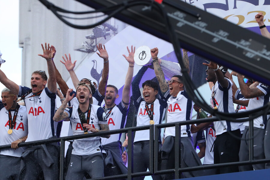 Akimirkos iš „Tottenham“ titulo parado: A. Postecoglou davė dar vieną pažadą