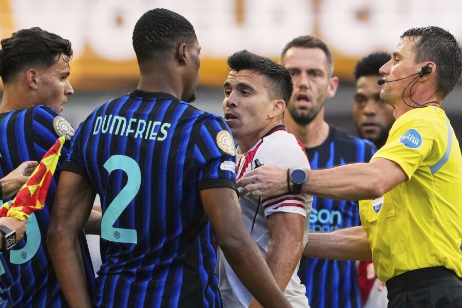 Aukščiausio lygio įtampa: „Inter“ ir „River Plate“ žaidėjai specialiai bėgo iš aikštės, kad susimuštų už jos ribų