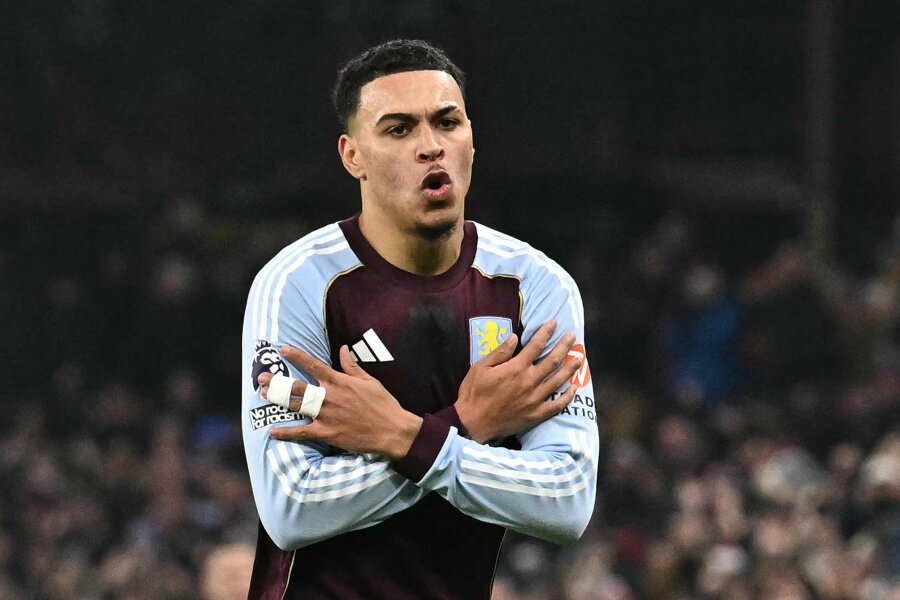 „Manchester United“ krito „Aston Villa“ tvirtovėje po puikaus M. Rogerso „dublio“