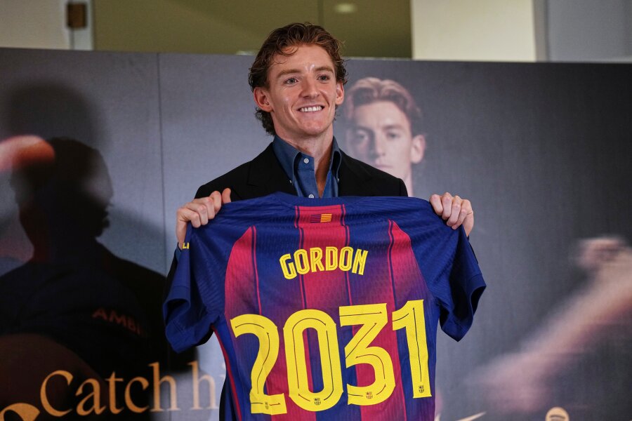 „Barcelona“ oficialiai pristatė A. Gordoną, kuris prabilo ispaniškai