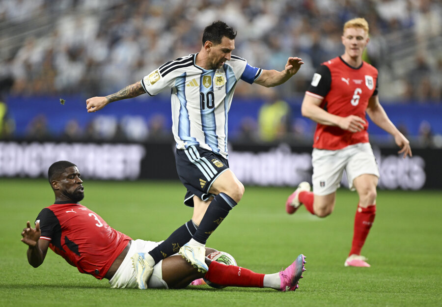 P. Schmeichelis mano, kad L. Messi rekordinis įvartis neturėjo būti įskaitytas: „Teisėjo klaida“
