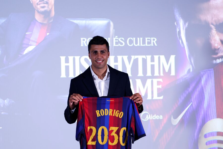Rodri oficialiai pristatytas kaip naujas „Barcelonos“ žaidėjas
