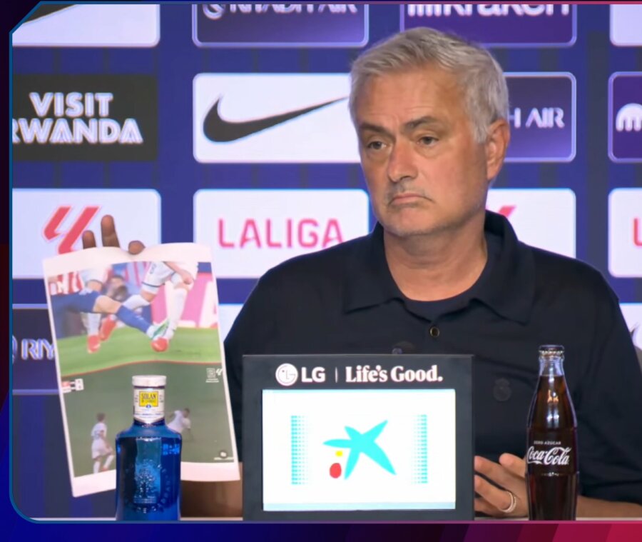 J. Mourinho atsakas teisėjų darbui Madrido derbyje – į spaudos konferenciją atsinešė atspausdintas klaidas