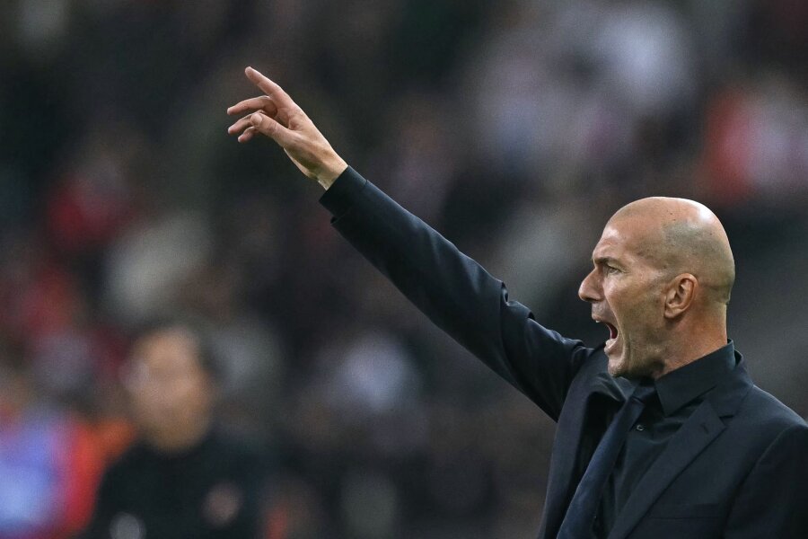 Z. Zidane'o debiutas buvo pergalingas, tačiau įvartį mušęs K. Mbappe patyrė traumą