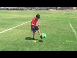 11-metis sugebėjo sudėlioti rubiko kubą, kol žongliravo kamuolį